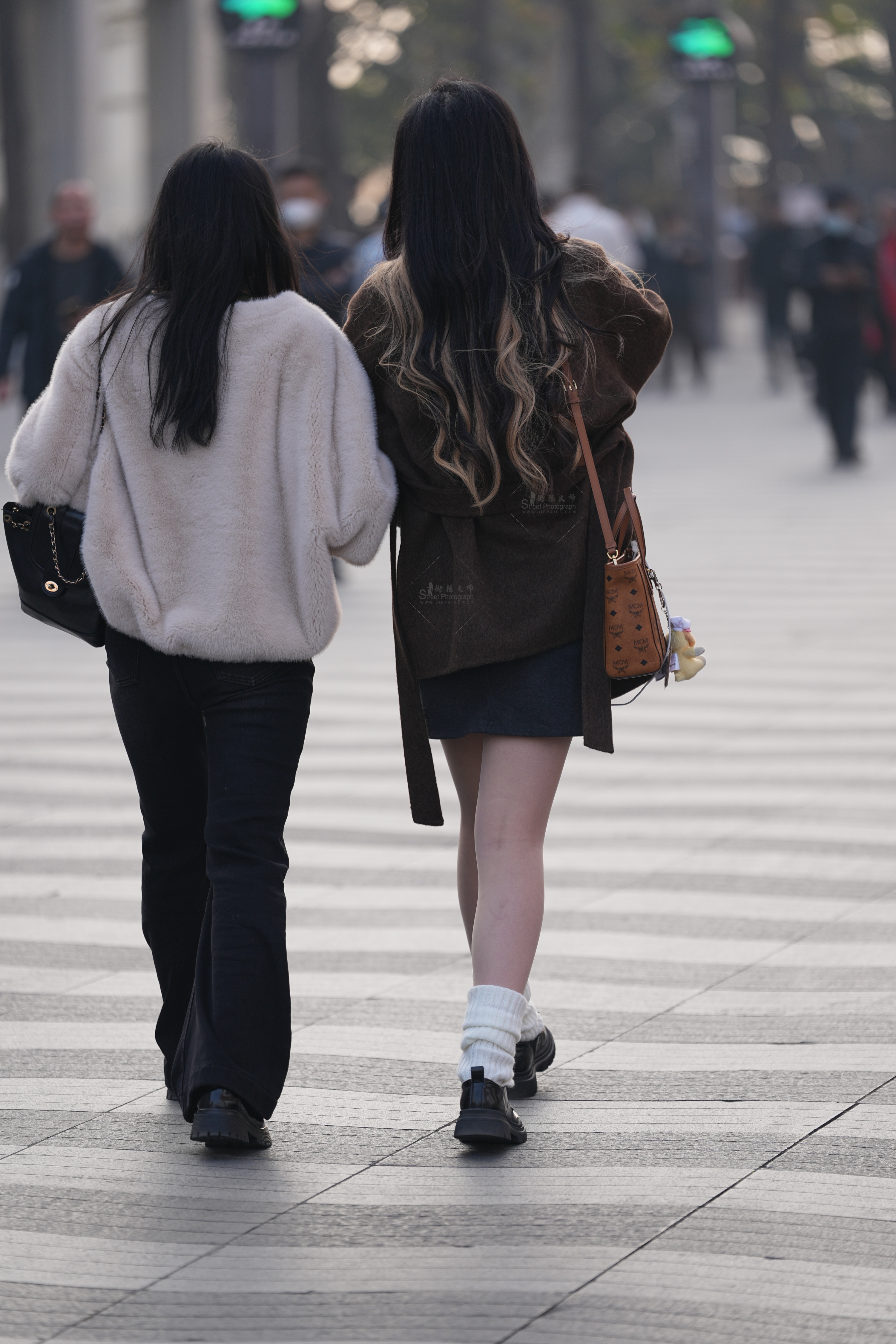 户外实拍女生，肉丝 时尚穿搭高清图集
