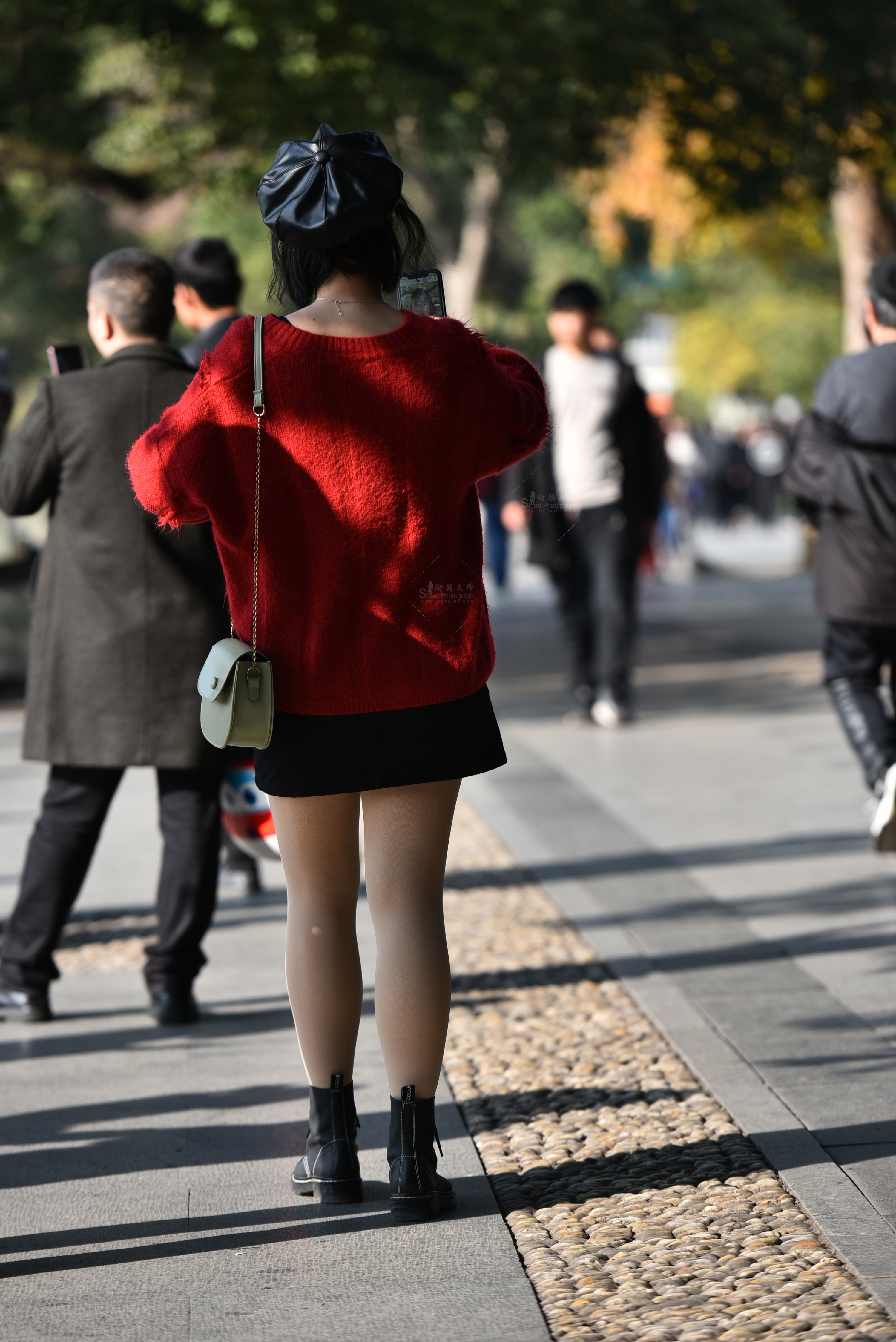 极品！户外实拍街拍女生红衣肉丝美腿，高清大图福利