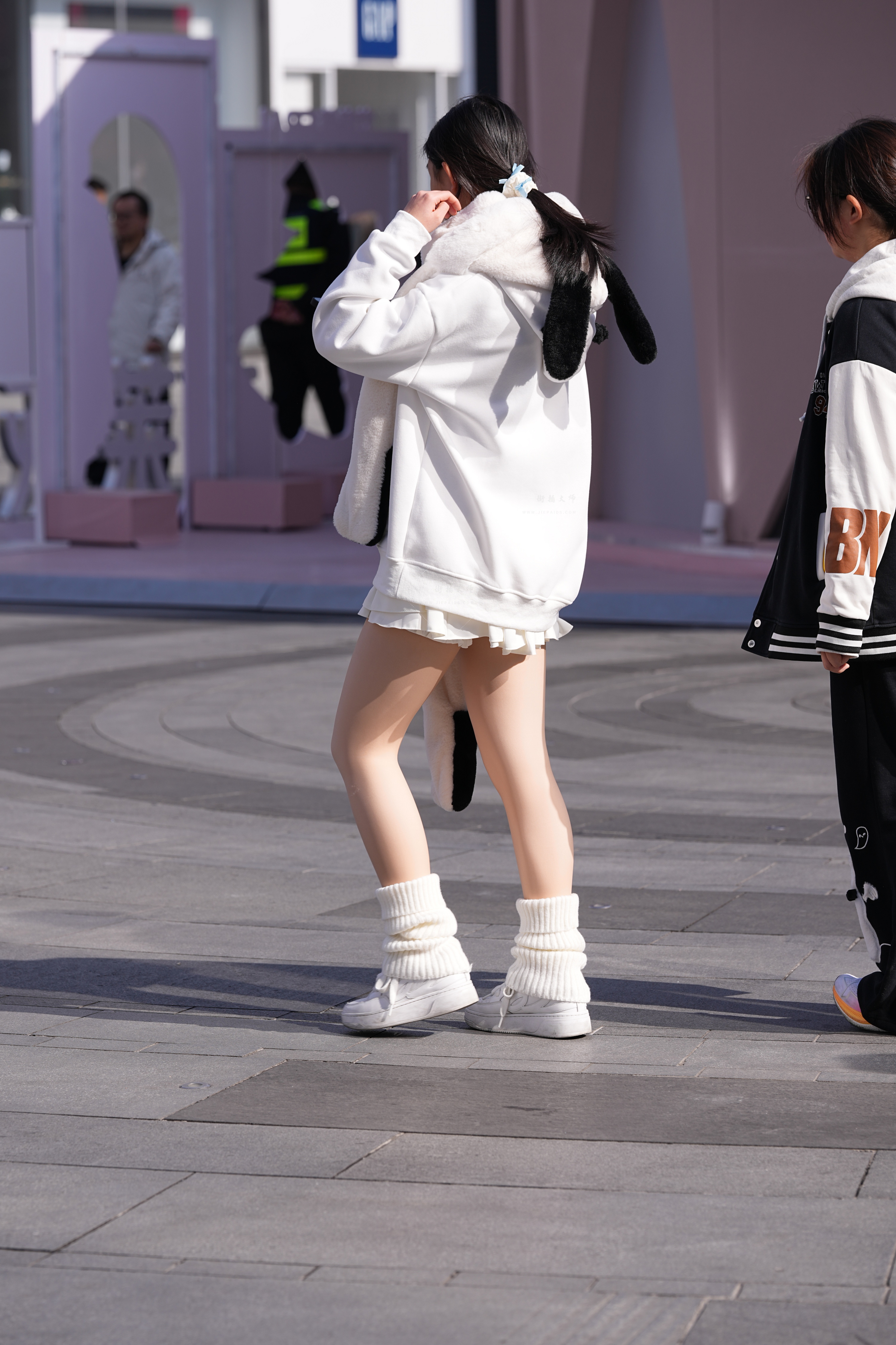 户外街拍女孩白色系穿搭，高清大图福利