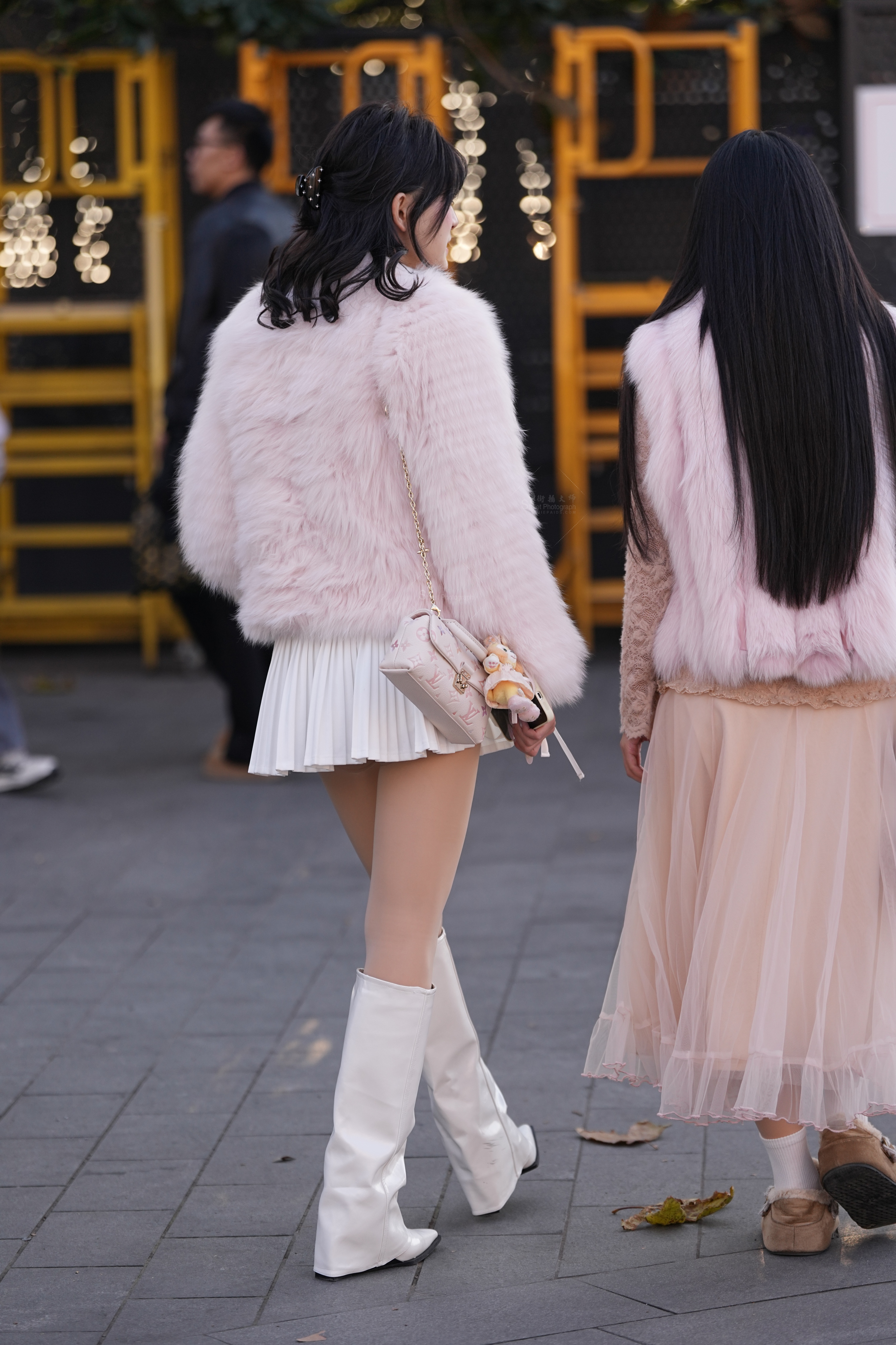 精选户外肉丝 · 定格户外女生美腿瞬间，高清实拍无水印