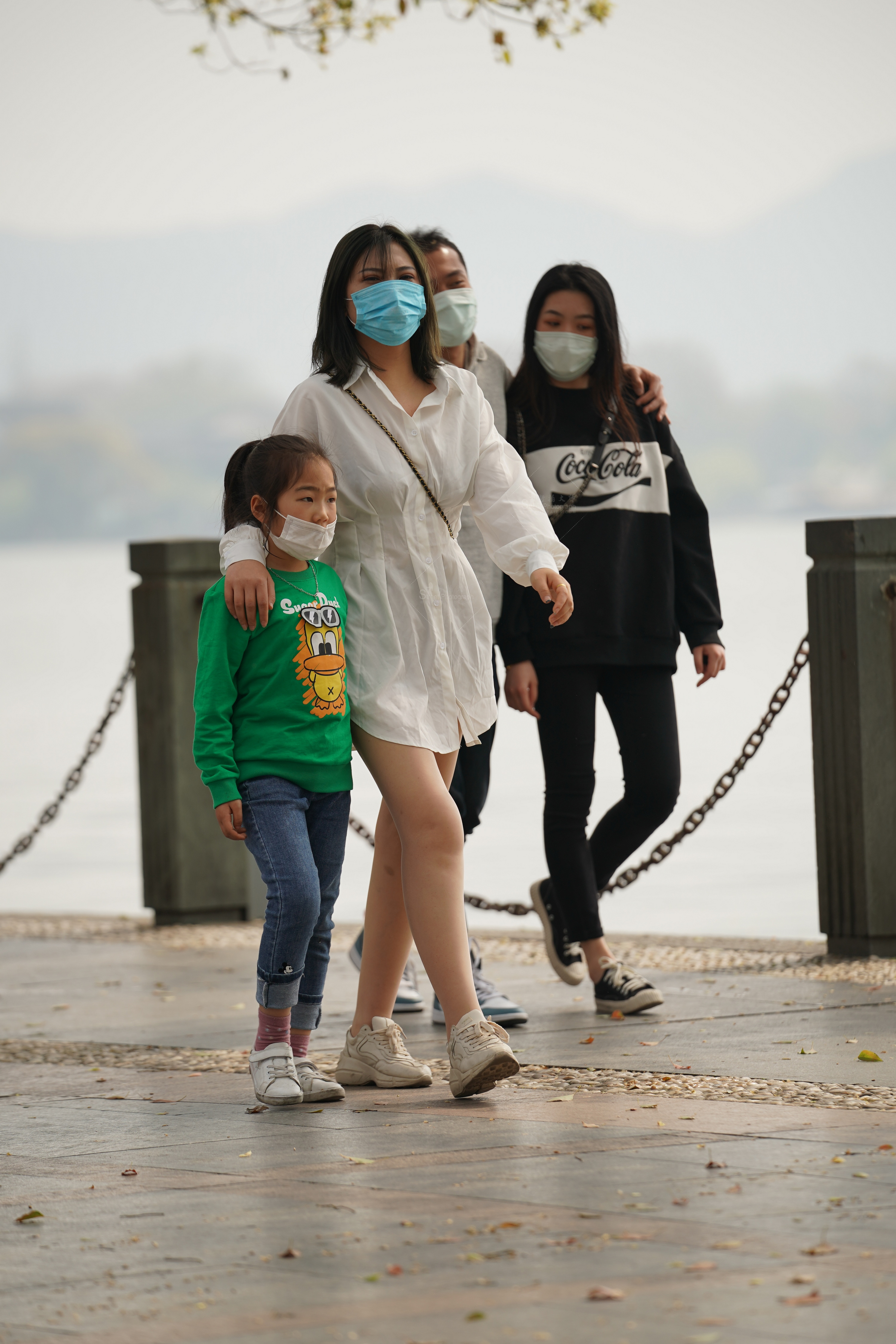 户外实拍实拍：女生衬衫肉丝美腿，画面真实画面真实