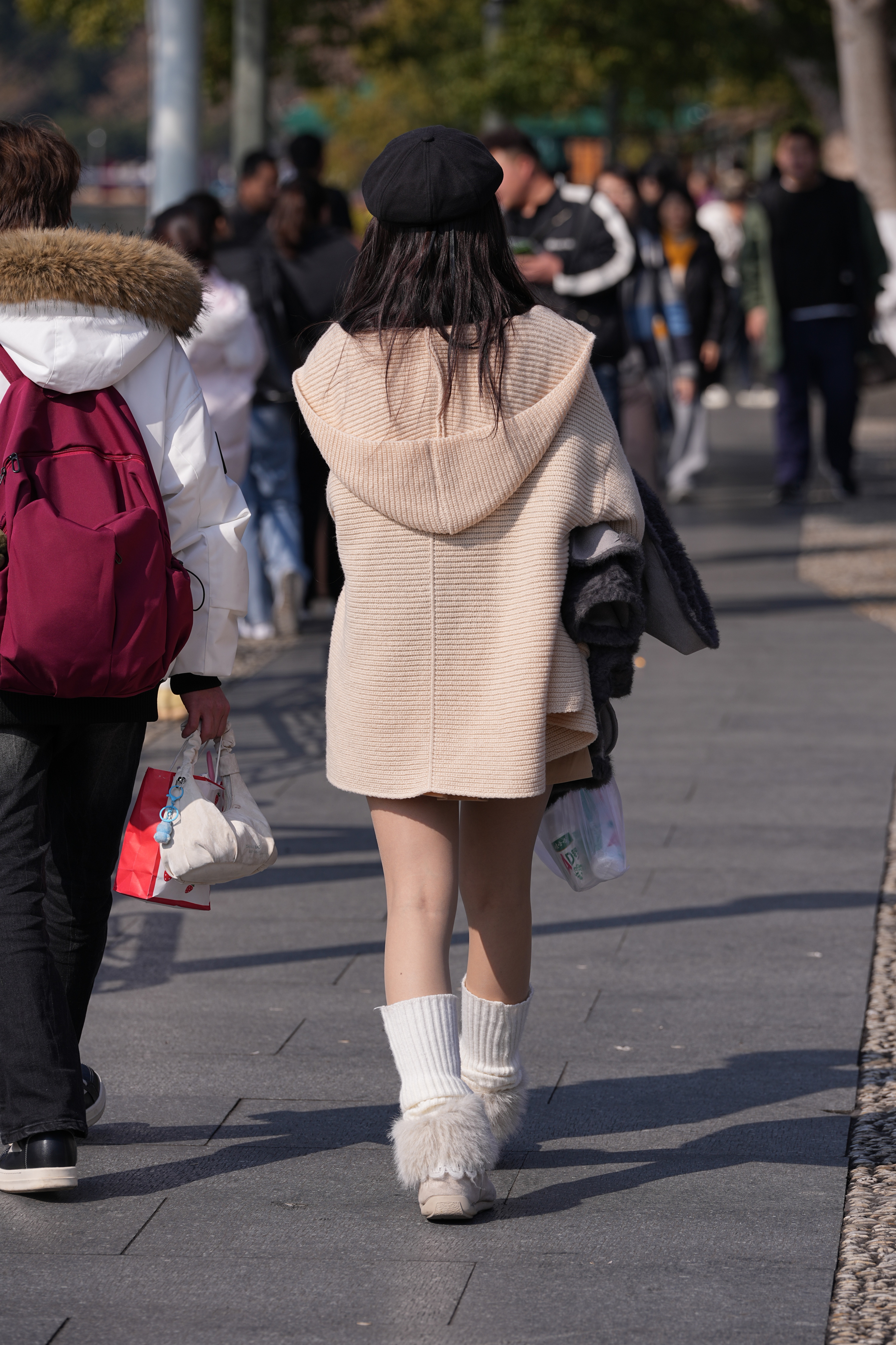 户外公园肉丝，脚搭桌面真实抓拍，超清原图分享