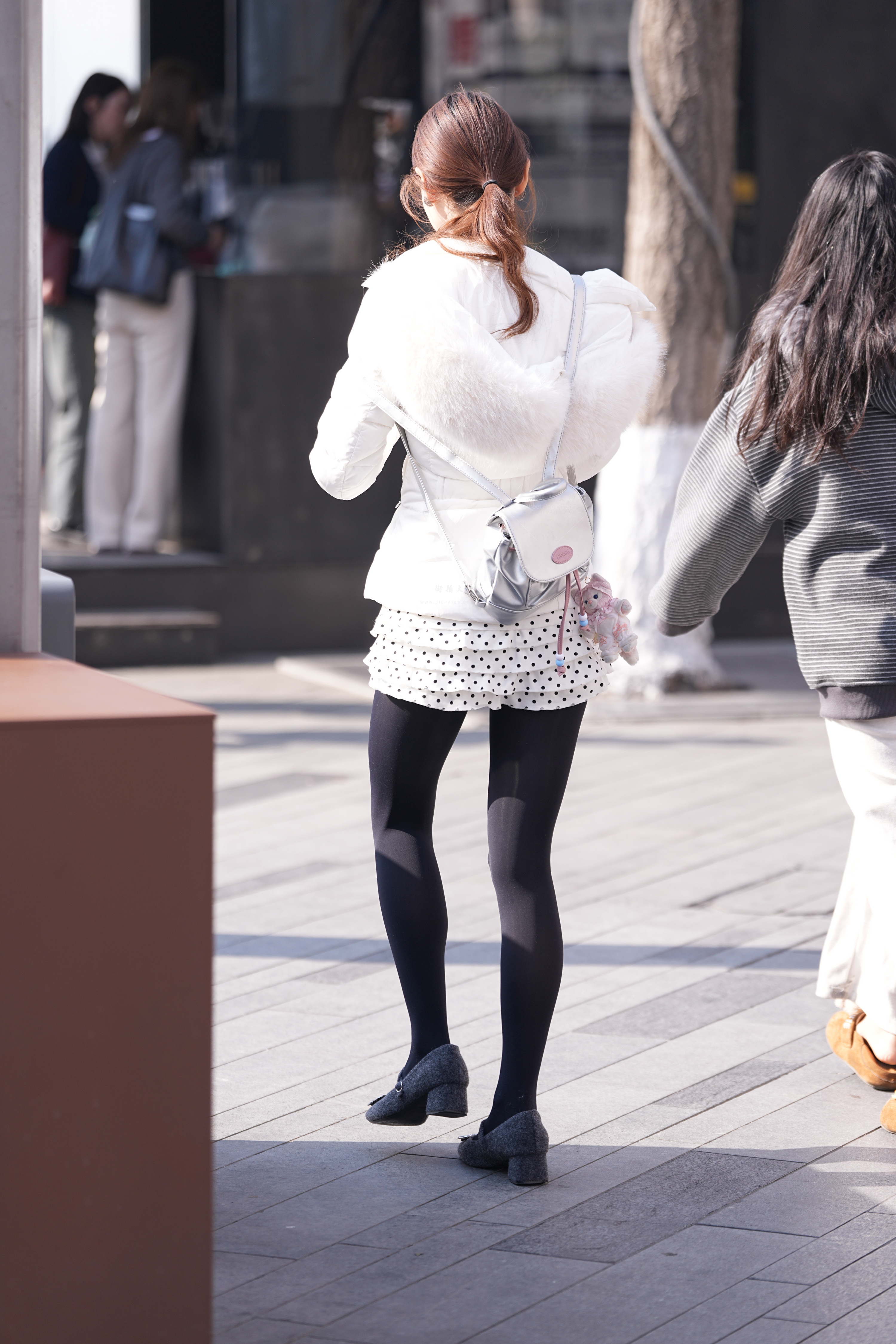 精选户外黑丝 · 定格户外女生美腿瞬间，高清实拍无水印