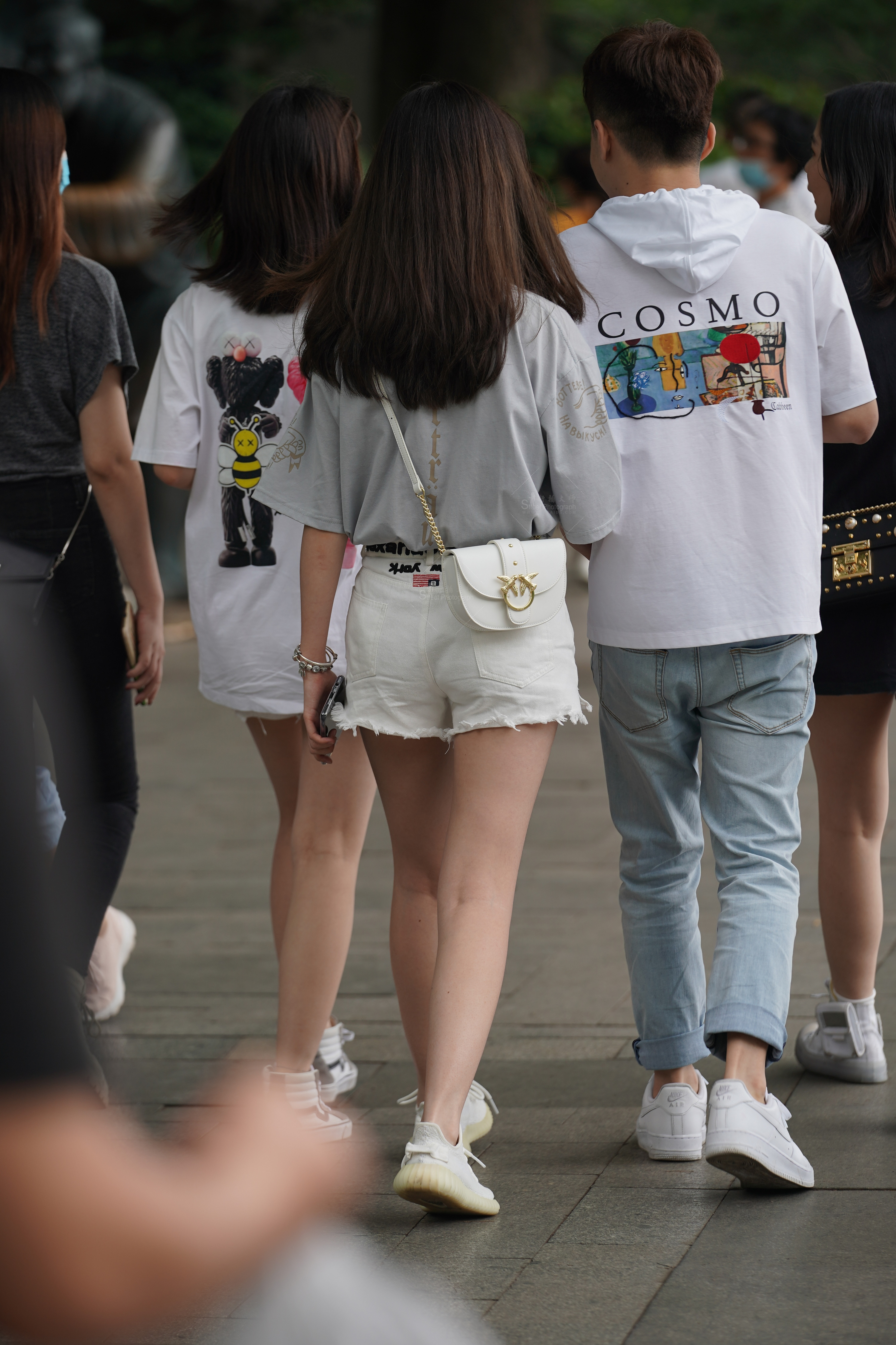 户外实拍户外女生，丝袜美腿 热裤高清图集