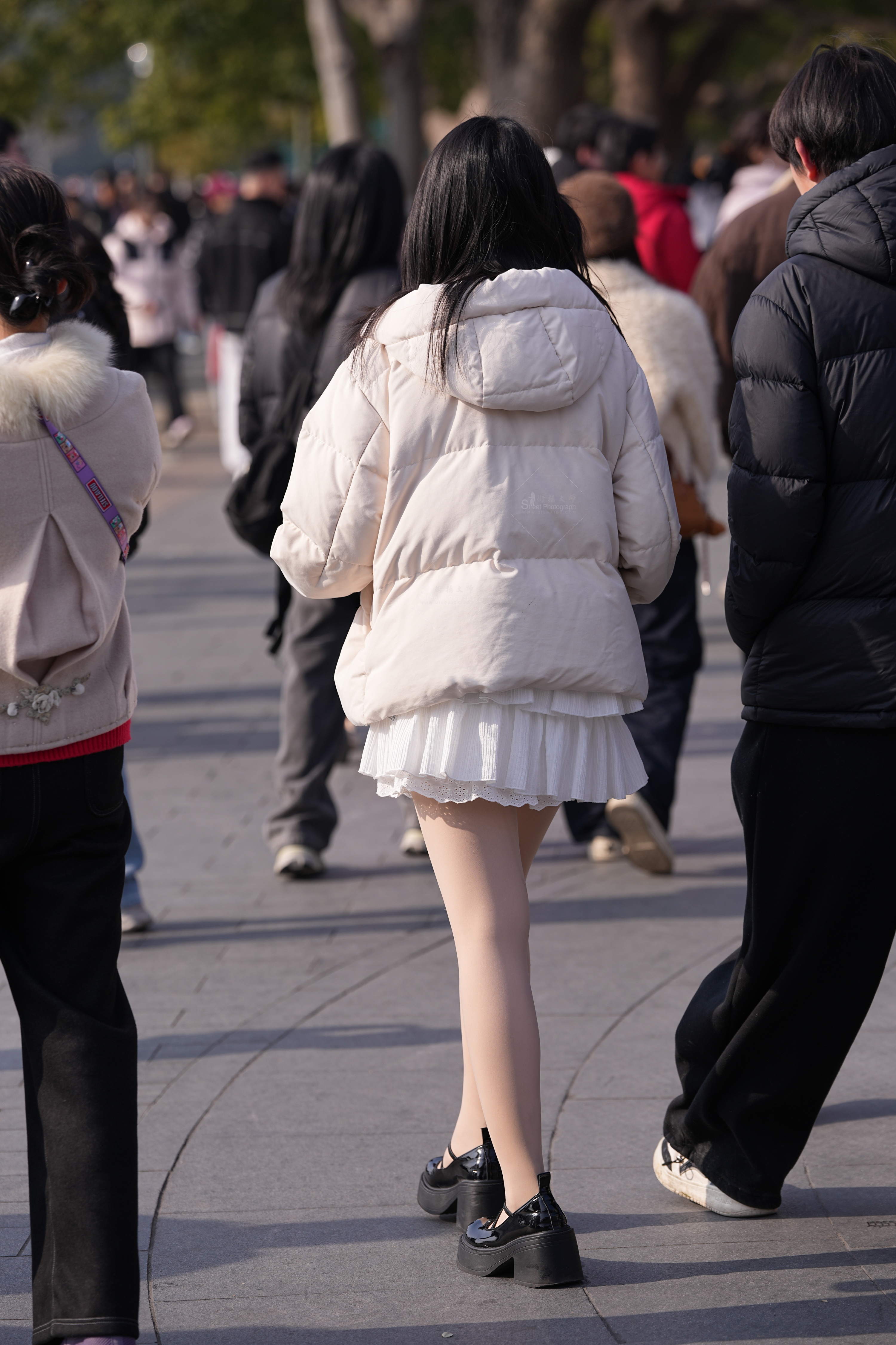 户外街拍靓女肉丝，高清大图福利