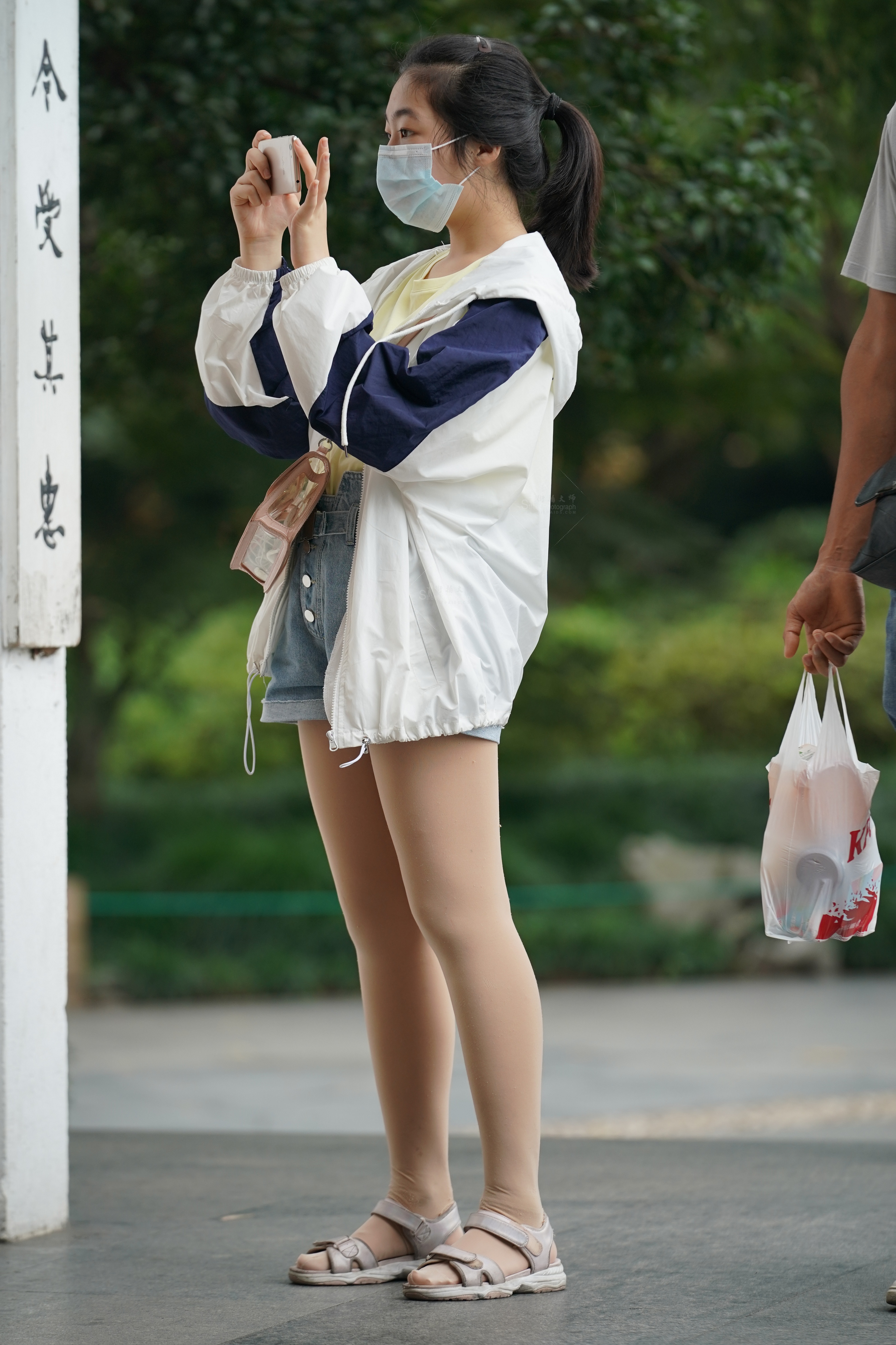 户外街拍靓女肉丝，高清大图福利