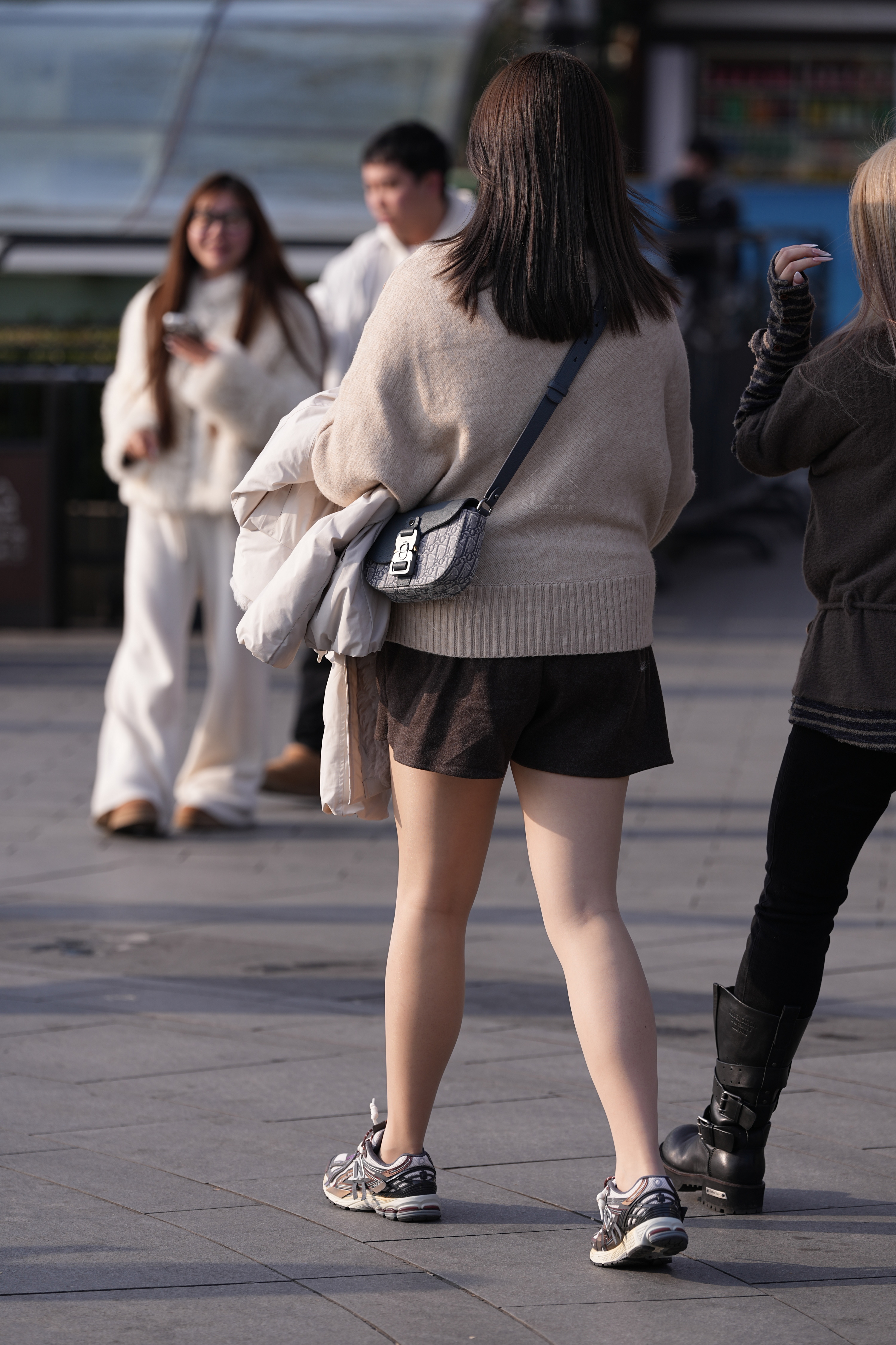 户外实拍：女生百褶裙肉丝美腿