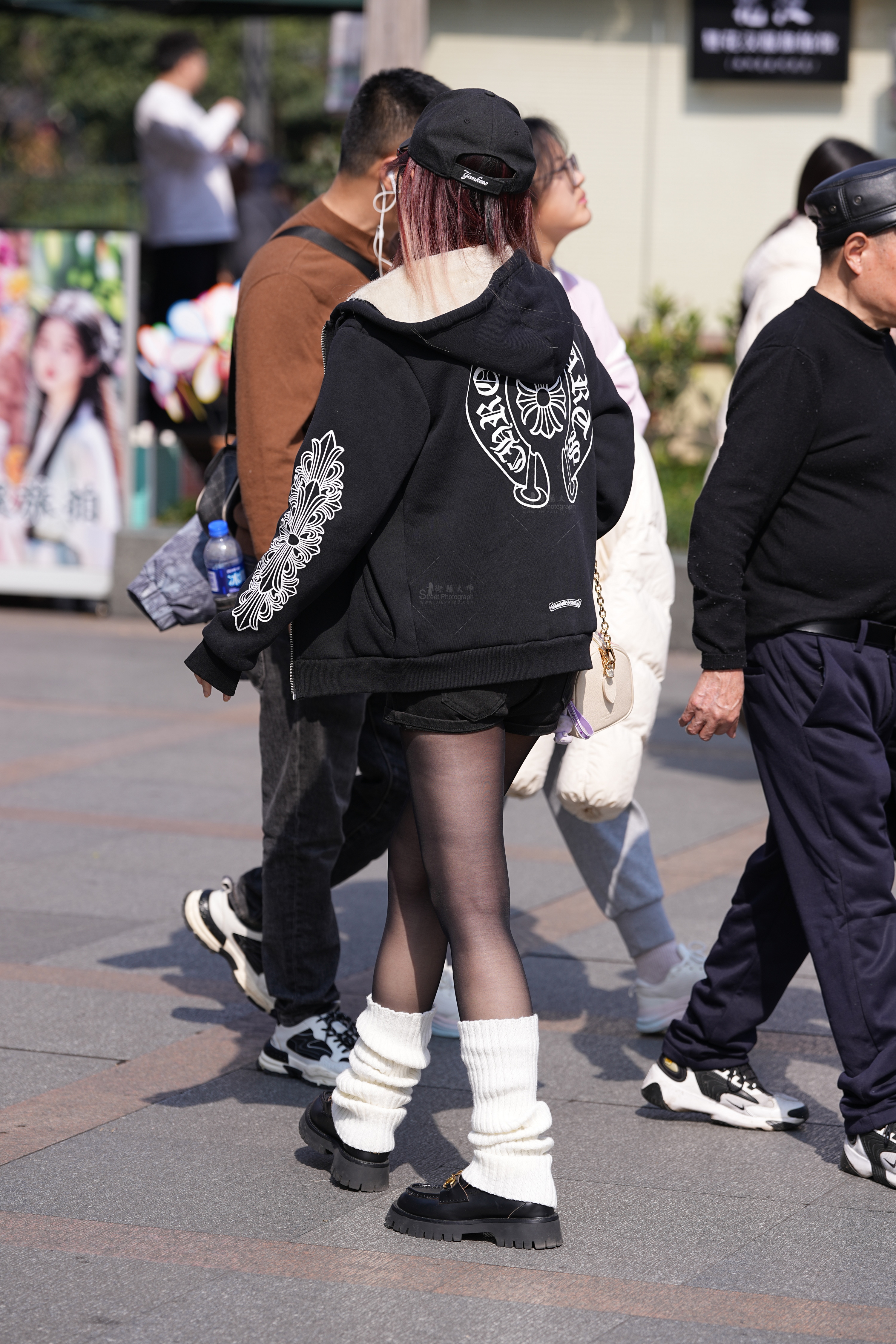 精选户外黑丝 · 定格女生美腿瞬间，高清实拍无水印